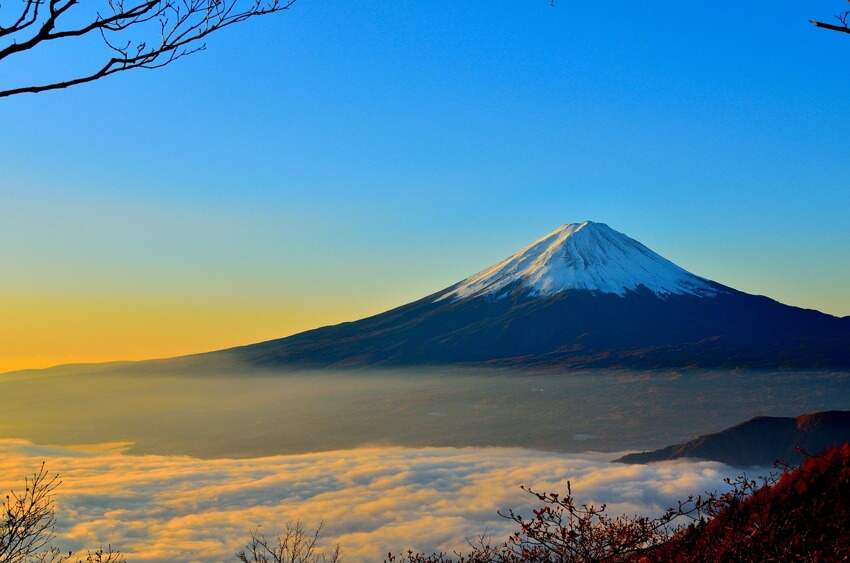 菩萨蛮小山重叠金明灭(香腮雪意思)