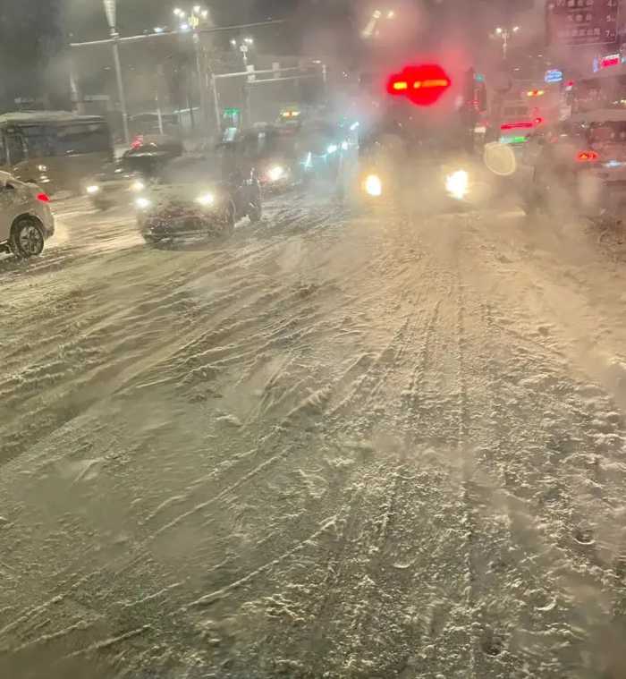 烟台下了场大雪，交通就完全瘫痪了！烟台人的心比雪还冷！