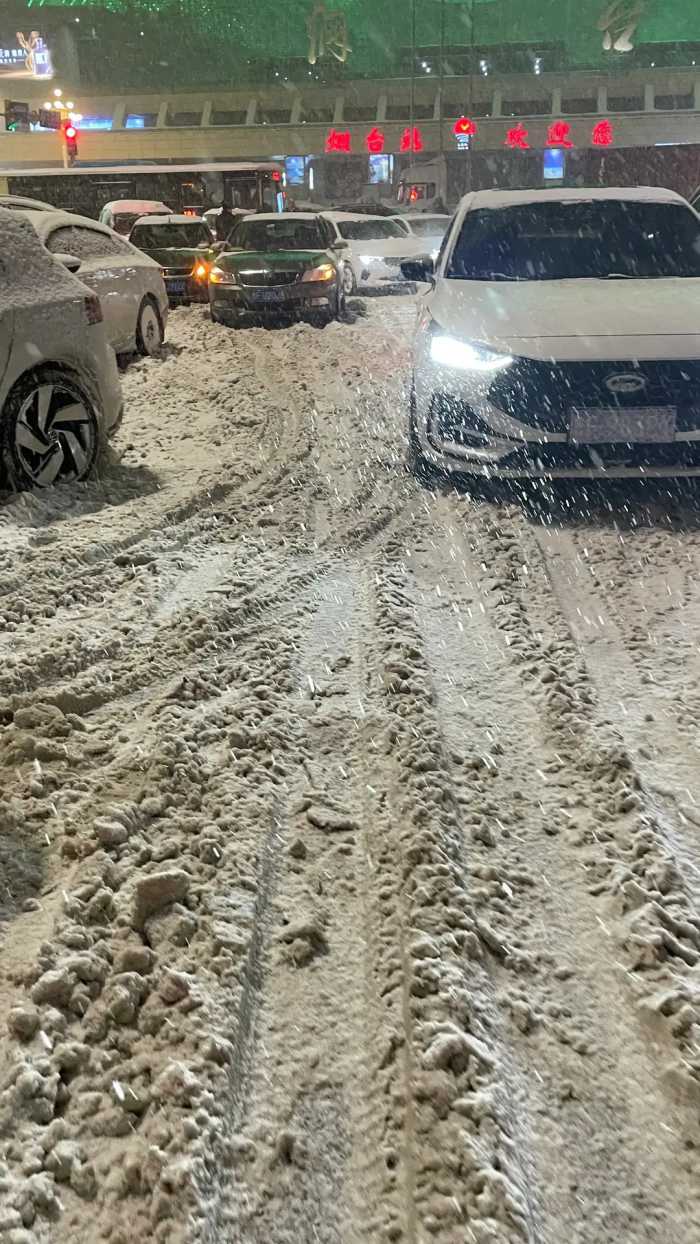 烟台下了场大雪，交通就完全瘫痪了！烟台人的心比雪还冷！