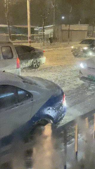 烟台下了场大雪，交通就完全瘫痪了！烟台人的心比雪还冷！