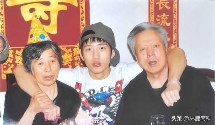 出生28天被弃，靠奶奶捡破烂养大，爆红后父母认亲，井柏然如何做