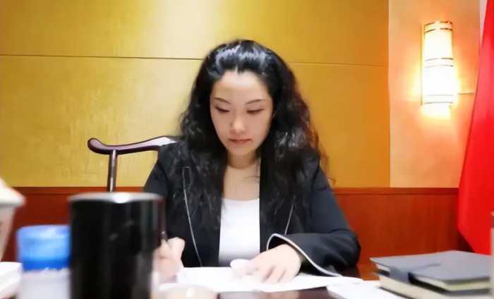 河北女老板负债4000万流落街头，心若铁石！坚持还债渴望东山再起