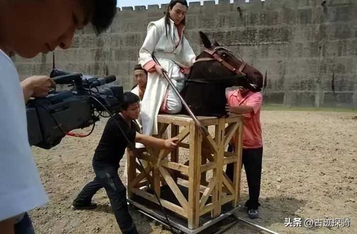 难怪电视里只有上半身，镜头下移后，全是辣眼睛的尴尬全景！