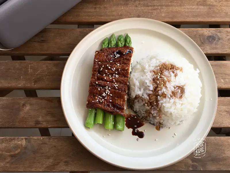 在家做烤海鳗鱼，只用到厨房常备的两种调味料，味道不输给专卖店