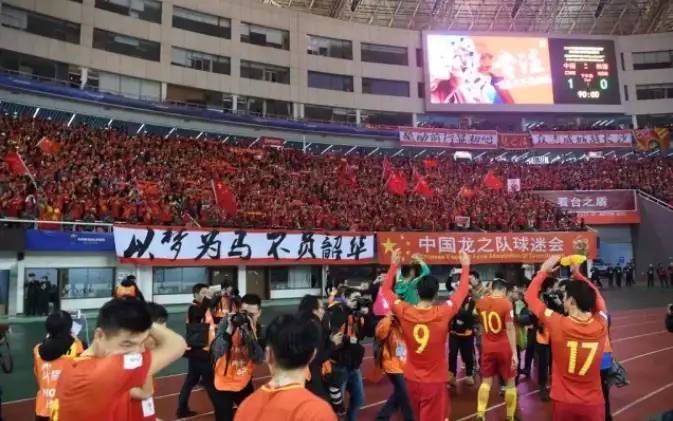 三年前，国足1-0韩国，于大宝头球致胜！3万人为国足狂欢