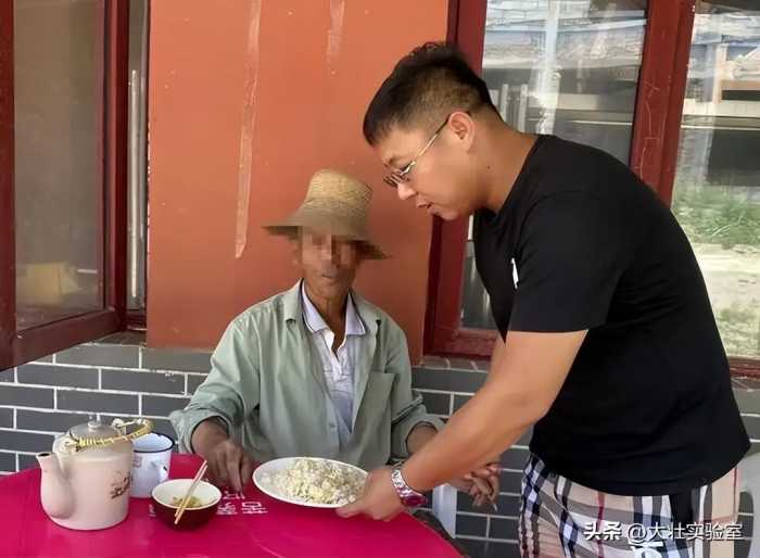 吃火锅时，服务员频繁热情的问要不要“加汤”，其实这是一种暗示